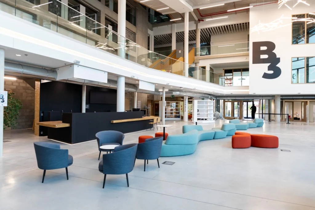 Espace détente avec fauteuils et guichet au B3.