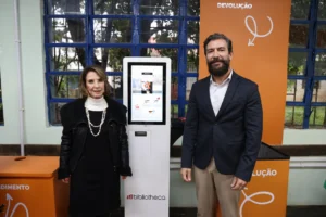 Secretária de Educação do RS ao lado do executivo da Bibliotheca João Ramos durante a reinauguração da biblioteca escolar com o biblioFlex, em Porto Alegre.